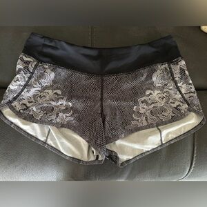 Lululemon Speed Short in Florence Speed Short white black/ black